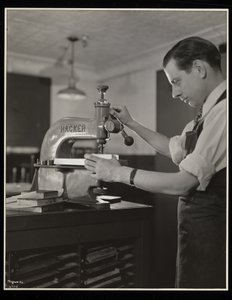 Práce na písmu v Unz und Co., 24 Beaver Street, New York, 1932 (stříbrný želatinový tisk)